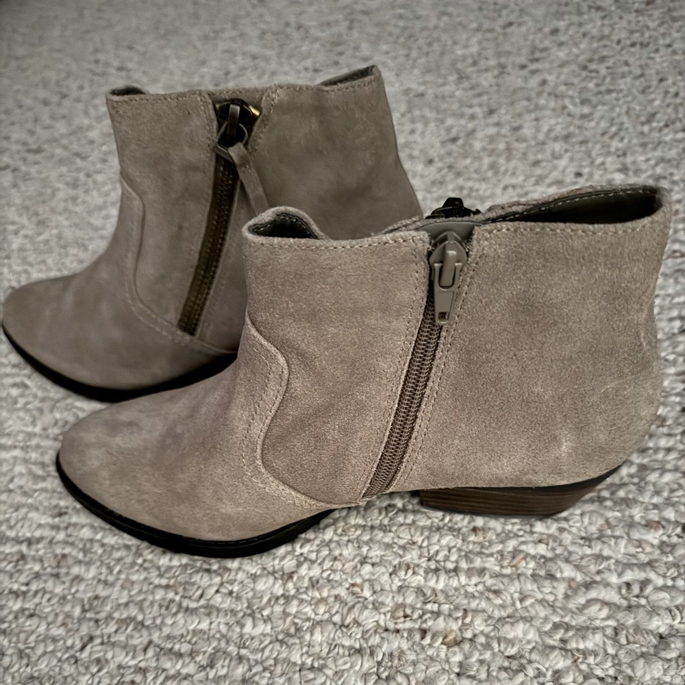 Nine West suede women’s Chelsea boot size 8.5 in gray suede